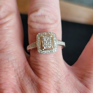 Gorgeous Diamond and  Yellow Gold Ring in Size 7.25